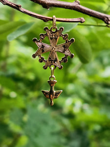 Croix huguenote ancienne en or 18 carats.