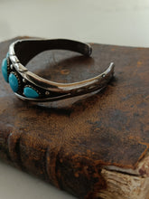 Charger l'image dans la galerie, Bracelet  amérindiens en argent Sterling 0,925 et cabochon en verre turquoise.
