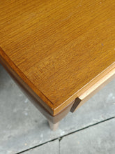 Charger l'image dans la galerie, Bureau design vers 1960, en noyer massif . Origine probablement Allemand ou Suisse .
