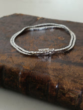 Charger l'image dans la galerie, Bracelet en argent 0.800 rhodié vers 1980, maille matelassé. Poinçon maître Stav , fabricant de bijoux à Jérusalem.
