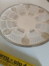 Charger l'image dans la galerie, Plat à gâteau ajouré rond en métal argenté Anglais.
