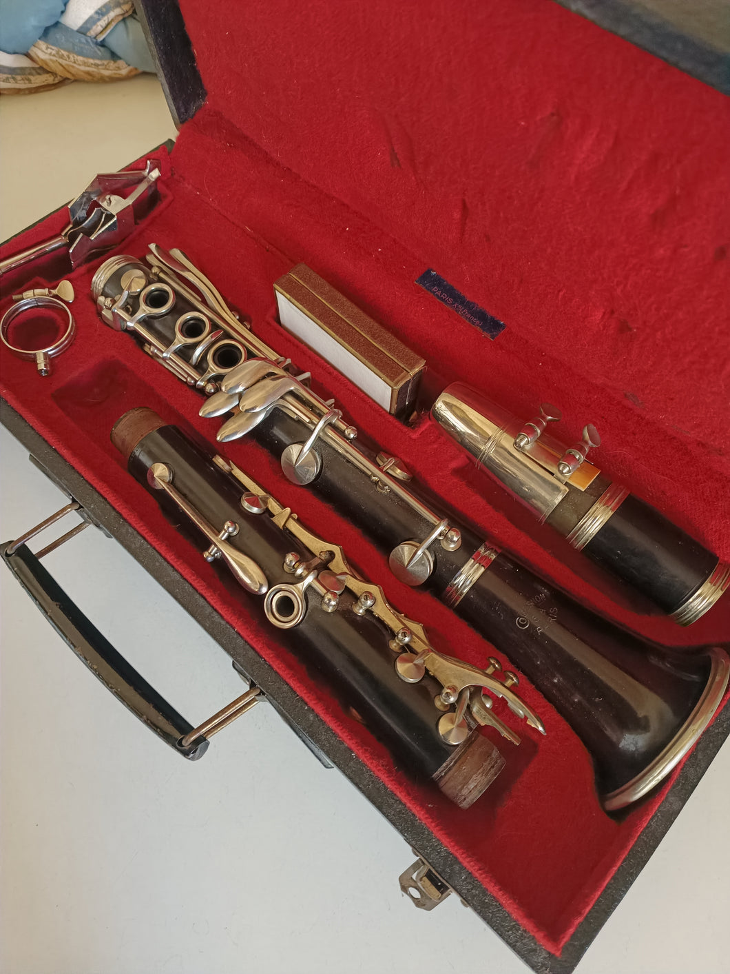 Couesnon Paris , clarinette en palissandre massif début Xxème en parfait état. Avec son coffret d'origine