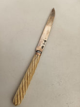 Charger l&#39;image dans la galerie, Couteau XVIIIE, lame en argent avec poinçons Français , orfèvre et origine à identifier.
