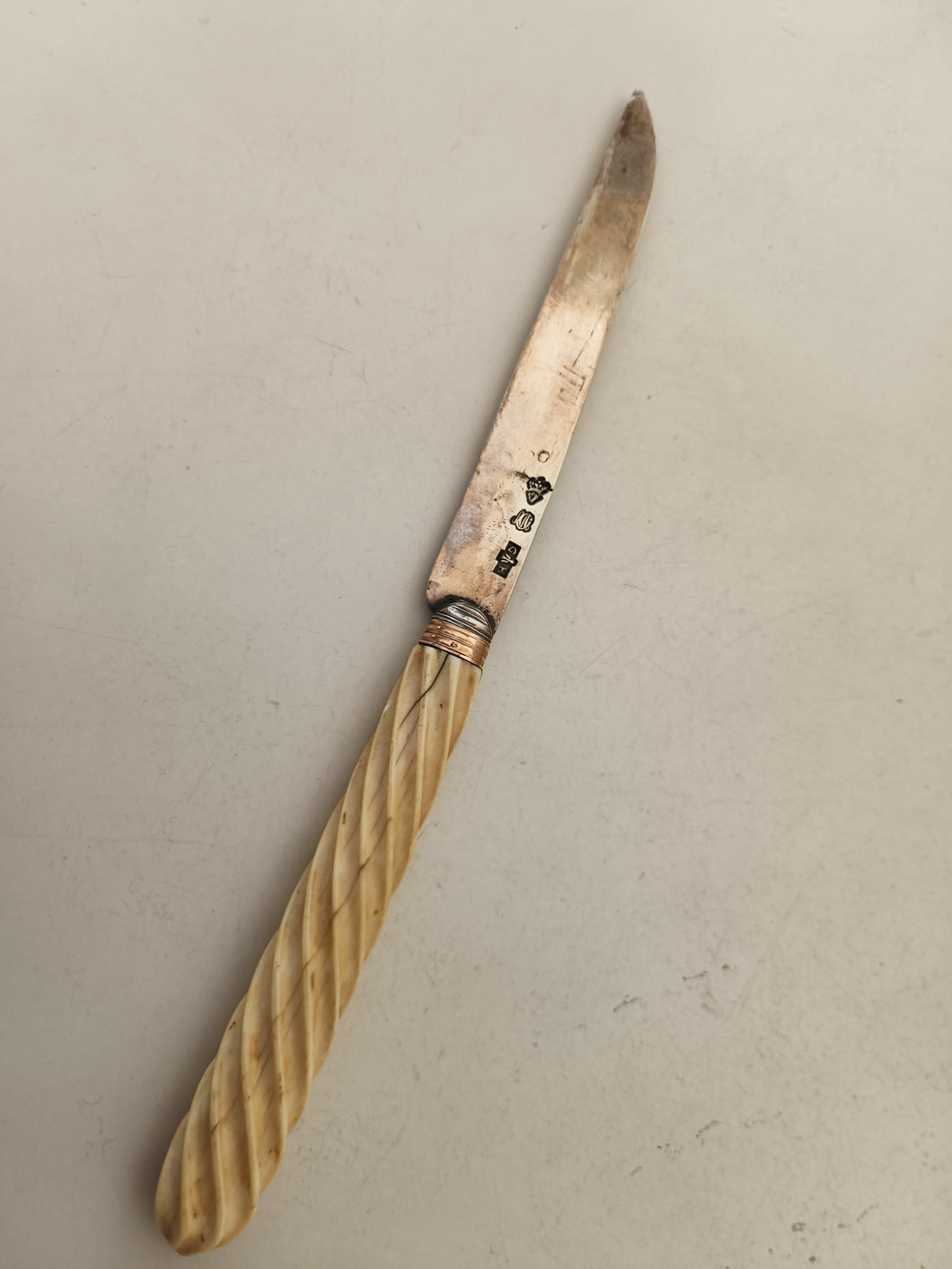 Couteau XVIIIE, lame en argent avec poinçons Français , orfèvre et origine à identifier.