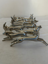 Charger l'image dans la galerie, Série de 12 portes couteaux animaliers en étain fin fabriqués en Suisse
