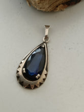 Charger l'image dans la galerie, Ravissant pendentif d'époque Art déco en argent massif et saphir taillé poire synthèse
