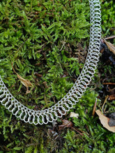 Charger l'image dans la galerie, Ravissant collier vintage maille en fil d'argent massif . Poinçon maître FBM

