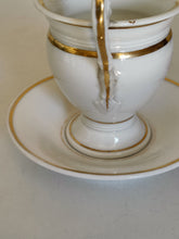 Charger l&#39;image dans la galerie, Vieux Paris tasses à café et sous coupe en porcelaine peinte à l&#39;or fin . Réparation à la anse . Milieu xixème
