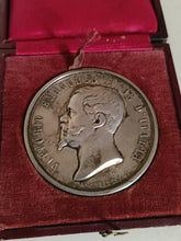 Charger l'image dans la galerie, Victor Emmanuel II Roi d'Italie , rare grande  médaille d'honneur en argent massif , pour les enseignants méritent du primaire en matière d'éducation populaire 1866
