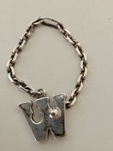 Charger l&#39;image dans la galerie, Gaëtan Perçin ,Rare porte clé en argent massif , bijoutier inventeur de systèmes de fermoir repris par Hermes .
