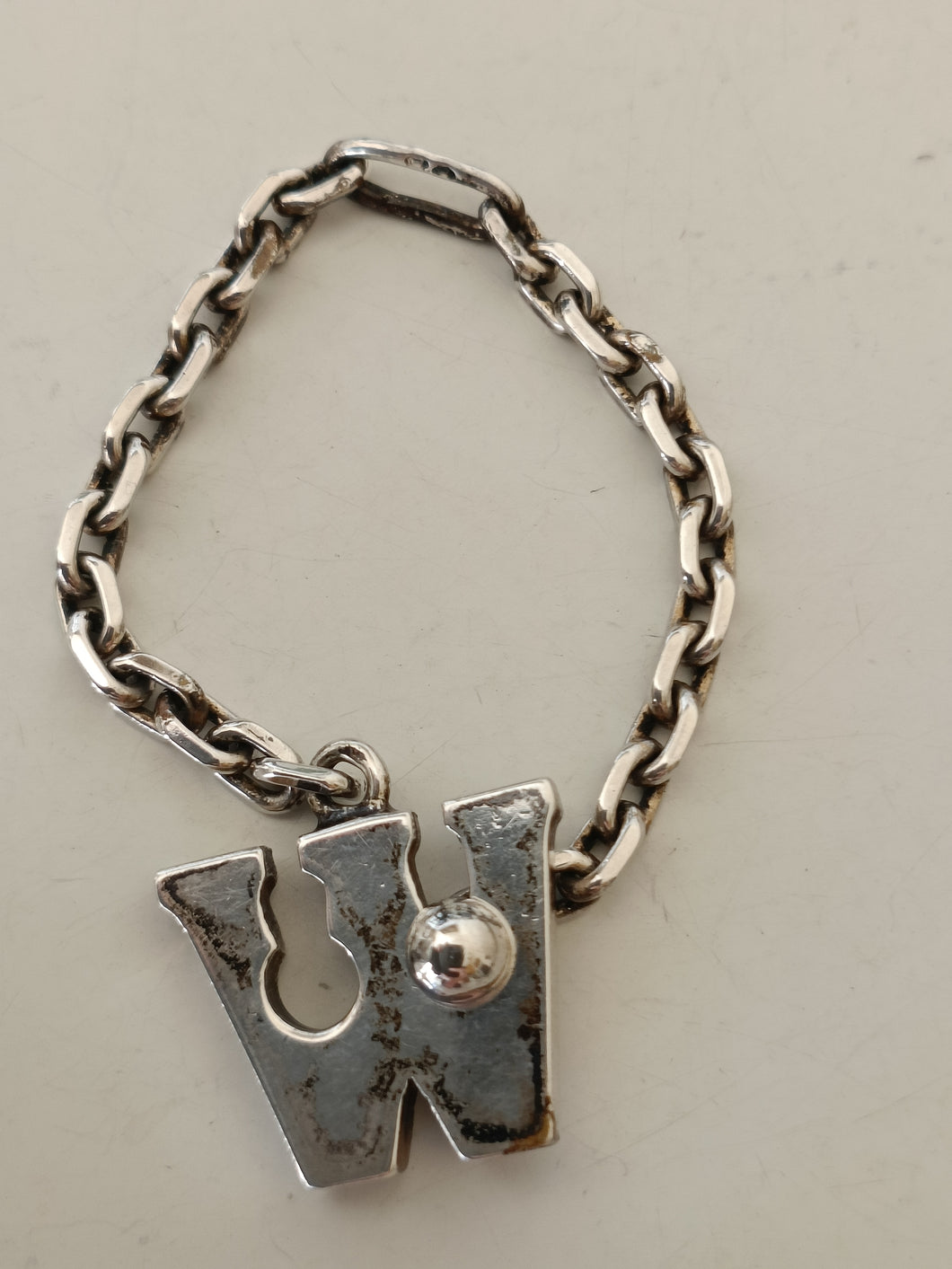 Gaëtan Perçin ,Rare porte clé en argent massif , bijoutier inventeur de systèmes de fermoir repris par Hermes .