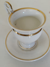 Charger l&#39;image dans la galerie, Vieux Paris tasses à café et sous coupe en porcelaine peinte à l&#39;or fin . Réparation à la anse . Milieu xixème
