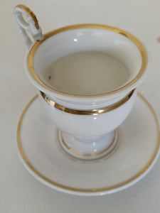 Vieux Paris tasses à café et sous coupe en porcelaine peinte à l'or fin . Réparation à la anse . Milieu xixème