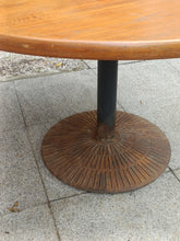 Charger l'image dans la galerie, Grande table ronde de bistrot , plateau en bois de teck nordique, piètement en fonte . Diamètre 120 cm
