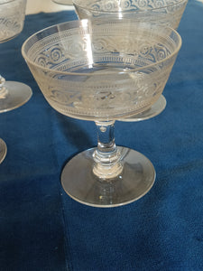 Série de 5 coupes à Champagne ancienne en cristal gravé à l'acide.