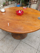 Charger l'image dans la galerie, Grande table ronde de bistrot , plateau en bois de teck nordique, piètement en fonte . Diamètre 120 cm
