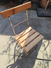 Charger l'image dans la galerie, Chaise de jardin pliante ancienne, assise en sapin massif .
