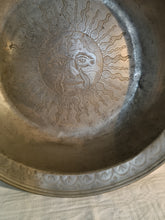 Charger l'image dans la galerie, Exceptionnelle et rare grand plat creux fin XVIIE début XVIIIE en étain . Poinçon probablement Bâle à identifier. Appartenu à de Riaz probablement un notable Fribourgeois ou ecclésiastique. Pourrai servir pour faire les baptêmes. Pièce de musée
