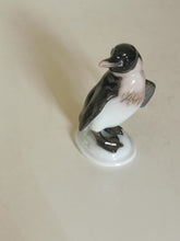 Charger l&#39;image dans la galerie, Pingouin en porcelaine de Rosenthal, parfait état
