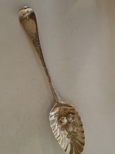 Charger l'image dans la galerie, Londres 1760 époque George III cuillère à baie en argent massif Sterling, dite "Berry Spoon " orfèvre RG à identifier
