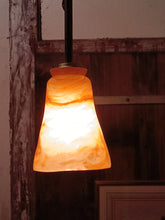 Charger l&#39;image dans la galerie, Lampe à suspendre, globe en pâte de verre art déco signé Vianne. Fonctionne.
