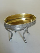Charger l&#39;image dans la galerie, Élégant saleron en argent massif avec intérieur doré ,Autriche Hongrie début XIXE orfèvre GK à identifier.
