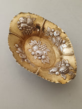 Charger l&#39;image dans la galerie, Ravissant vide poche en argent massif repoussé et doré . Allemangne Poids 73g orfèvre Posen vers 1900
