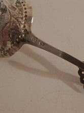 Charger l'image dans la galerie, Cuillère à crème hollandaise en argent massif décors repoussés. XIXE
