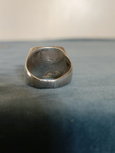 Charger l&#39;image dans la galerie, Chevalière en argent ancienne avec armoirie, probablement fin XIXÈME. Prévoir une réparation l anneau fend la ou il a été braser.
