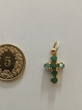 Charger l&#39;image dans la galerie, Toute petite croix en or 18 carats, avec 5 emmeraudes taillées et serties. Travail XXÈME probablement extra européen.
