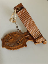 Charger l&#39;image dans la galerie, Boîte pour montre de poche à poser en bois sculpté de Brienz, début Xxème
