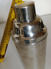 Charger l'image dans la galerie, Shaker en métal blanc milieu XXÈME
