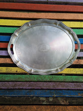 Charger l&#39;image dans la galerie, Grand plateau festoné et guilloché en argent massif. Autriche Hongrie fin XIXÈME poinçon titre argent 0.750 en parfait état poids 1200g
