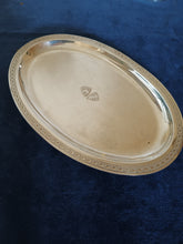 Charger l&#39;image dans la galerie, Ravissant petit plateau ovale en argent 0.800 de L. Jamin à Genève orfèvre
