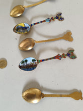 Charger l'image dans la galerie, Série de 5 cuillères souvenir Égypte début XXÈME en métal doré émaillée et peinte à la main . Quelques petits éclats sur les émaux
