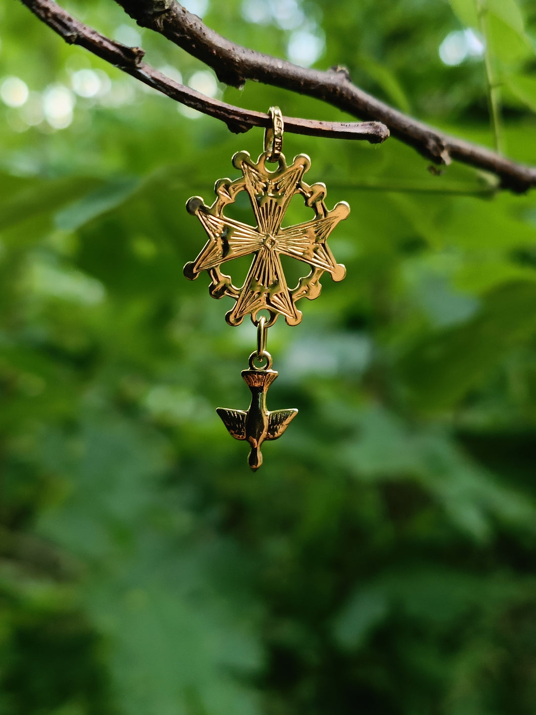 Croix huguenote ancienne en or 18 carats.