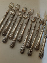 Charger l'image dans la galerie, Série de douze fourchettes à huîtres en argent massif Minerve premier titre. D'époque Louis Philippe, orfèvre Eugène Théodore Gillot à Paris (1835-1845).
