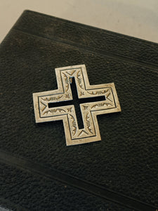 Croix en argent moderne Signée Law D