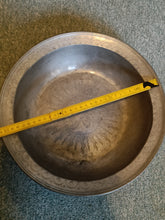 Charger l'image dans la galerie, Exceptionnelle et rare grand plat creux fin XVIIE début XVIIIE en étain . Poinçon probablement Bâle à identifier. Appartenu à de Riaz probablement un notable Fribourgeois ou ecclésiastique. Pourrai servir pour faire les baptêmes. Pièce de musée
