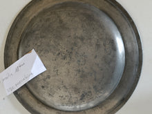 Charger l'image dans la galerie, Pierre Goncet né à Rougemont,  abile potier d'étain ayant travaillé en Valais, Vaud, Neuchâtel et Genève. Rare assiette en étain milieu XVIIIE
