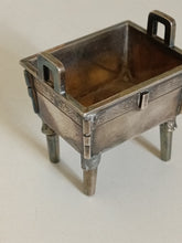 Charger l&#39;image dans la galerie, Petit meuble funéraire style archaïque en argent massif chinois fin XIXÈME .
