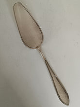 Charger l&#39;image dans la galerie, Jezler le ruban, petite pelle à hors d&#39;oeuvre en argent massif 0.800
