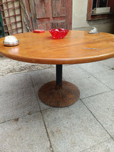 Charger l'image dans la galerie, Grande table ronde de bistrot , plateau en bois de teck nordique, piètement en fonte . Diamètre 120 cm
