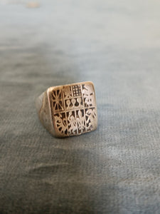Chevalière en argent ancienne avec armoirie, probablement fin XIXÈME. Prévoir une réparation l anneau fend la ou il a été braser.