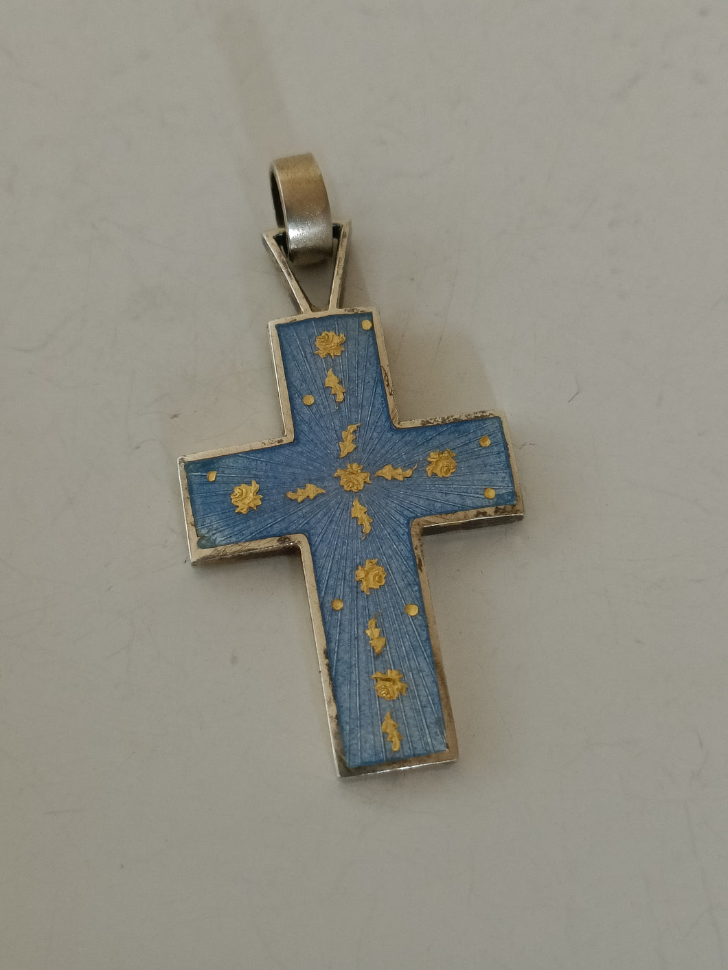 Croix en argent et émail bleu claire, décors or fin.