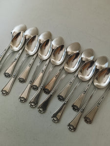 Jezler coquille Louis XIV série de 15 cuillère à café en argent massif.