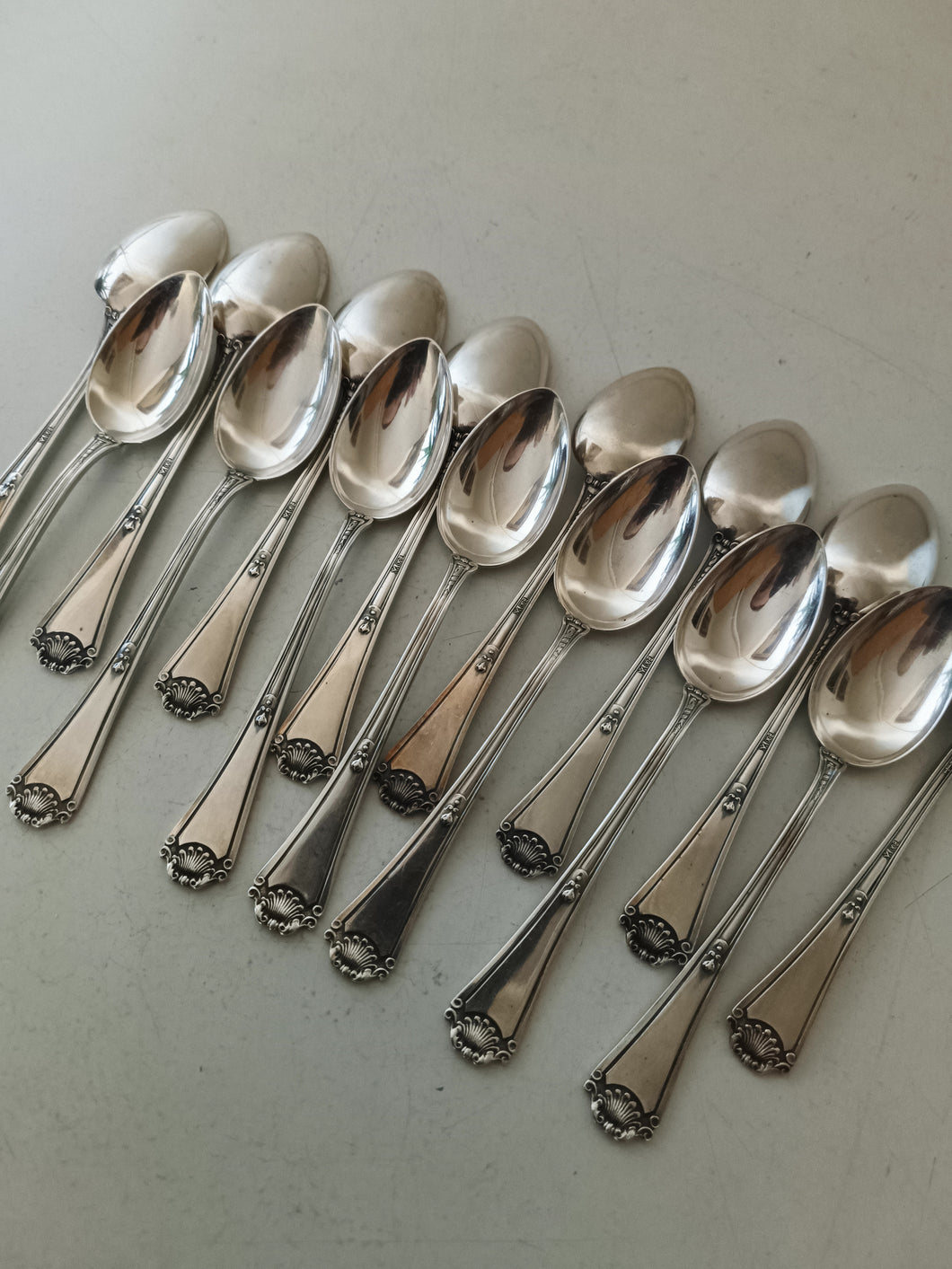Jezler coquille Louis XIV série de 15 cuillère à café en argent massif.