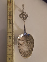 Charger l'image dans la galerie, Cuillère à crème hollandaise en argent massif décors repoussés. XIXE
