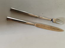Charger l&#39;image dans la galerie, Rare série de couverts à dessert en argent massif Allemand fin XVIIIÈME début XIXE par le maître orfèvre Christian Friedrich Müller à Berlin periode 1788/1802. Très bonne orfèvre renommé. Monogramme et couronne de prince probablement prussien.
