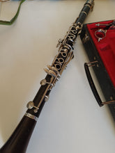 Charger l&#39;image dans la galerie, Couesnon Paris , clarinette en palissandre massif début Xxème en parfait état. Avec son coffret d&#39;origine
